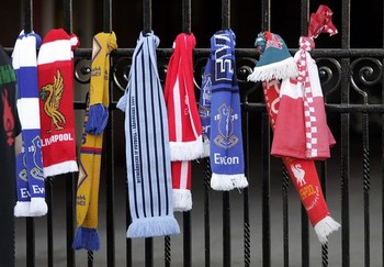 шарфы разных клубов у мемориала Хиллсборо