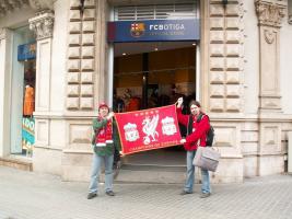 Красный флаг «Ливерпуля» у входа в официальный магазин «Барселоны»